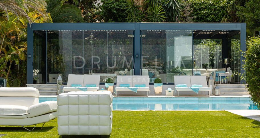 Villa te Koop in Las Brisas, Nueva Andalucia, Zevenslaapkamervilla met Uitzicht op Golf en La Concha