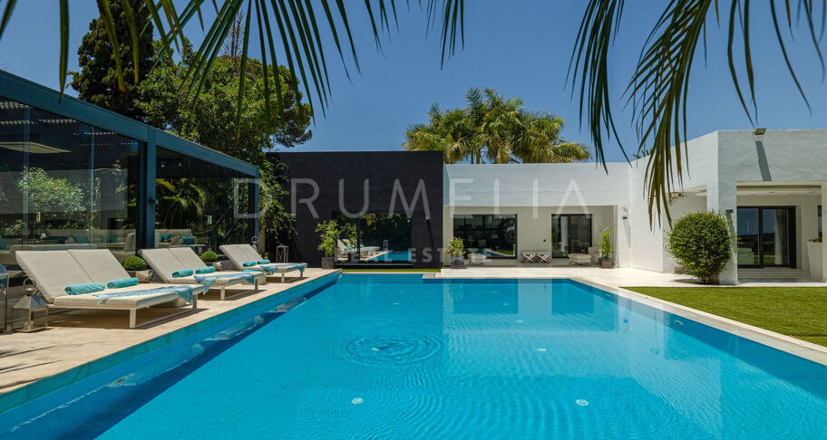 Villa te Koop in Las Brisas, Nueva Andalucia, Zevenslaapkamervilla met Uitzicht op Golf en La Concha