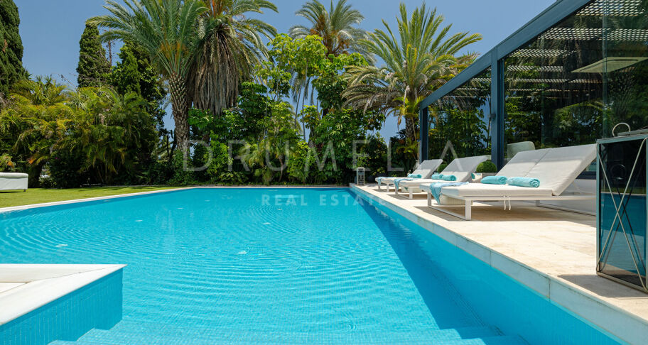 Villa te Koop in Las Brisas, Nueva Andalucia, Zevenslaapkamervilla met Uitzicht op Golf en La Concha