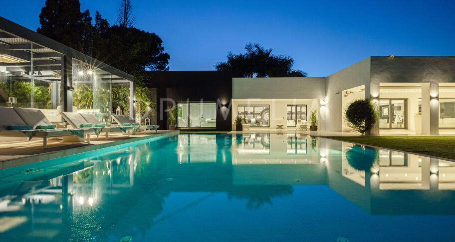 Villa te Koop in Las Brisas, Nueva Andalucia, Zevenslaapkamervilla met Uitzicht op Golf en La Concha