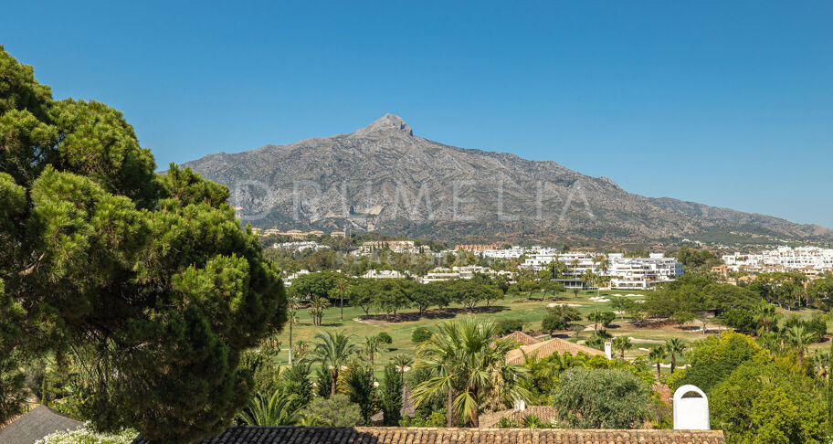 Villa te Koop in Las Brisas, Nueva Andalucia, Zevenslaapkamervilla met Uitzicht op Golf en La Concha