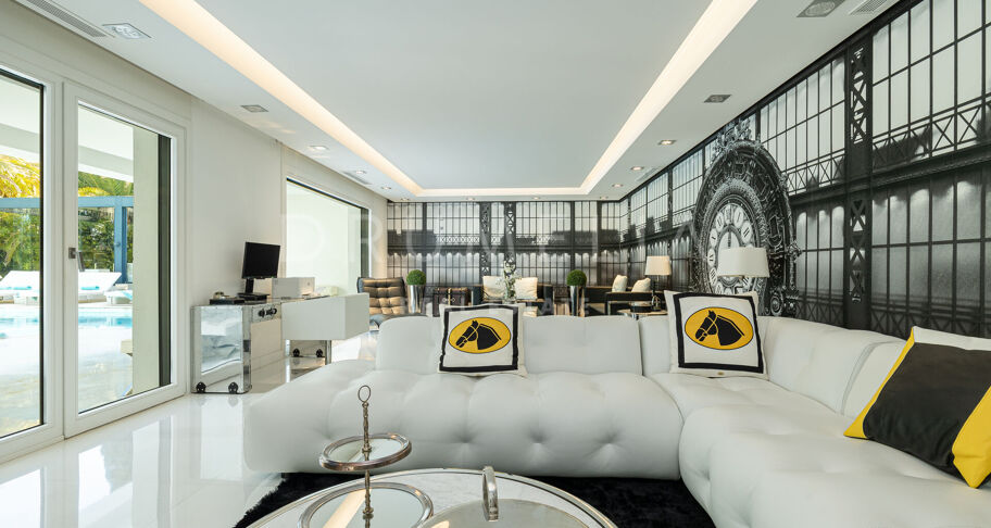 Villa te Koop in Las Brisas, Nueva Andalucia, Zevenslaapkamervilla met Uitzicht op Golf en La Concha