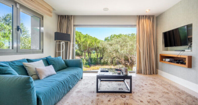 Villa en Venta en Almenara, Sotogrande Alto, Villa de Siete Dormitorios con Vistas Panorámicas al Mar y al Golf