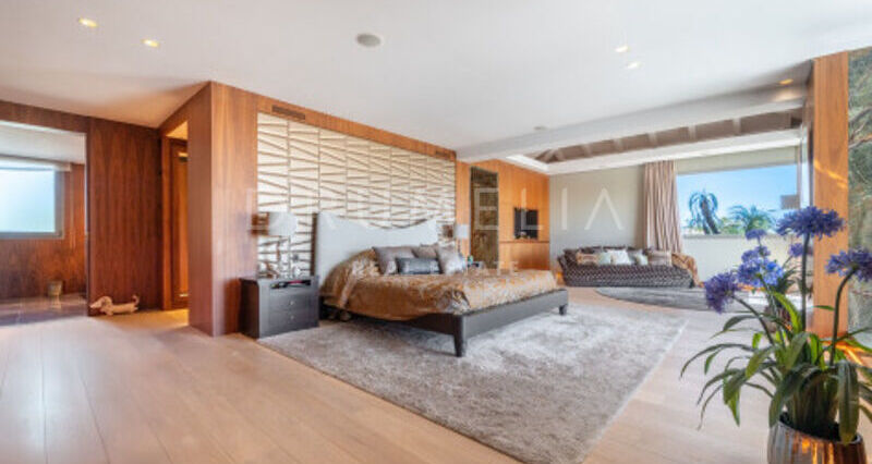 Villa en Venta en Almenara, Sotogrande Alto, Villa de Siete Dormitorios con Vistas Panorámicas al Mar y al Golf