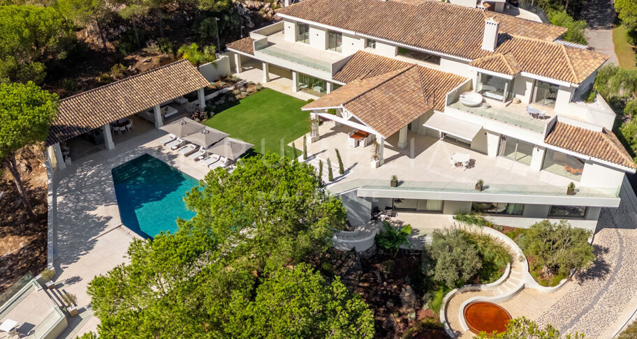 Villa en Venta en Almenara, Sotogrande Alto, Villa de Siete Dormitorios con Vistas Panorámicas al Mar y al Golf
