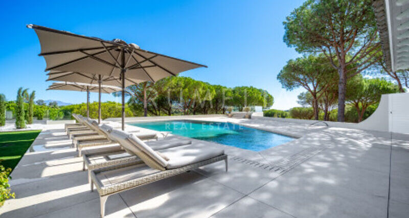 Villa en Venta en Almenara, Sotogrande Alto, Villa de Siete Dormitorios con Vistas Panorámicas al Mar y al Golf
