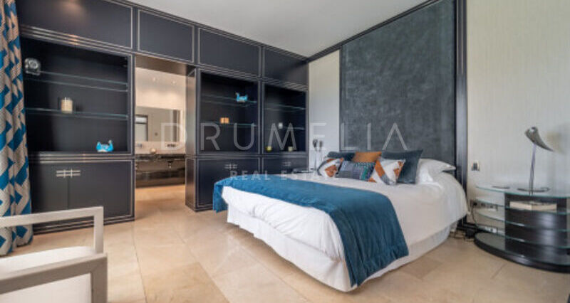 Villa en Venta en Almenara, Sotogrande Alto, Villa de Siete Dormitorios con Vistas Panorámicas al Mar y al Golf