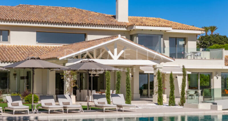 Villa en Venta en Almenara, Sotogrande Alto, Villa de Siete Dormitorios con Vistas Panorámicas al Mar y al Golf