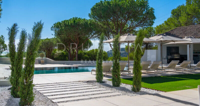 Villa en Venta en Almenara, Sotogrande Alto, Villa de Siete Dormitorios con Vistas Panorámicas al Mar y al Golf