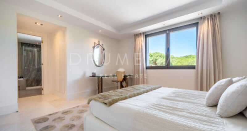Villa en Venta en Almenara, Sotogrande Alto, Villa de Siete Dormitorios con Vistas Panorámicas al Mar y al Golf