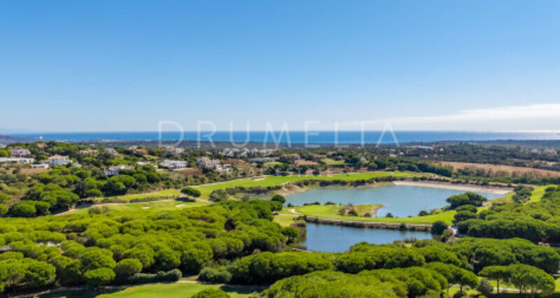 Villa en Venta en Almenara, Sotogrande Alto, Villa de Siete Dormitorios con Vistas Panorámicas al Mar y al Golf