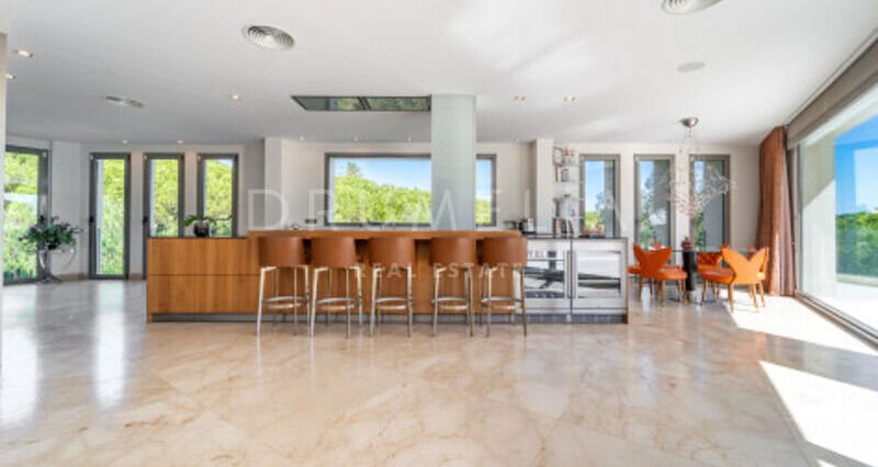 Villa en Venta en Almenara, Sotogrande Alto, Villa de Siete Dormitorios con Vistas Panorámicas al Mar y al Golf