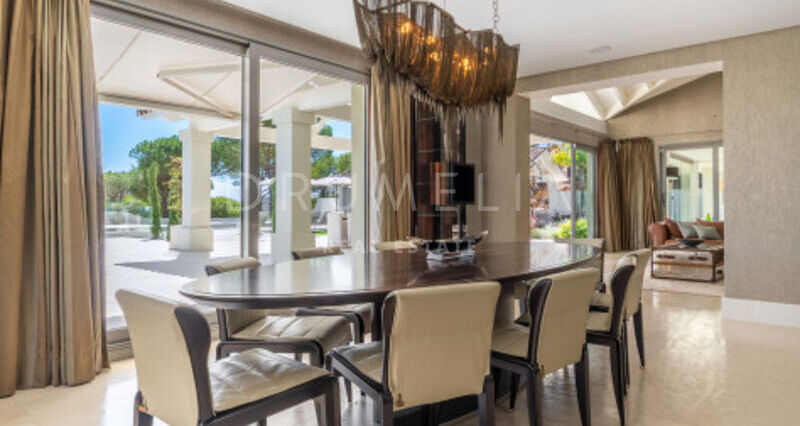Villa en Venta en Almenara, Sotogrande Alto, Villa de Siete Dormitorios con Vistas Panorámicas al Mar y al Golf