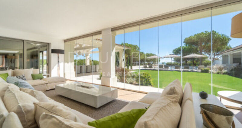Villa en Venta en Almenara, Sotogrande Alto, Villa de Siete Dormitorios con Vistas Panorámicas al Mar y al Golf