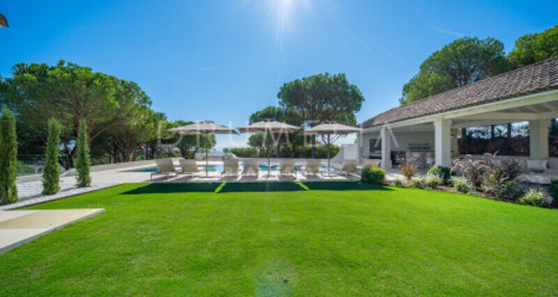 Villa en Venta en Almenara, Sotogrande Alto, Villa de Siete Dormitorios con Vistas Panorámicas al Mar y al Golf