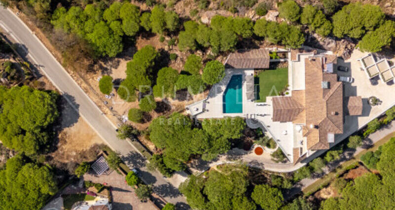 Villa en Venta en Almenara, Sotogrande Alto, Villa de Siete Dormitorios con Vistas Panorámicas al Mar y al Golf