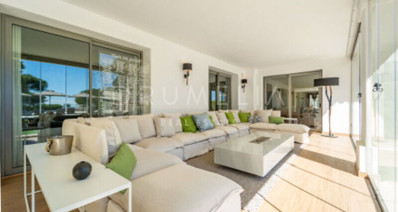 Villa en Venta en Almenara, Sotogrande Alto, Villa de Siete Dormitorios con Vistas Panorámicas al Mar y al Golf