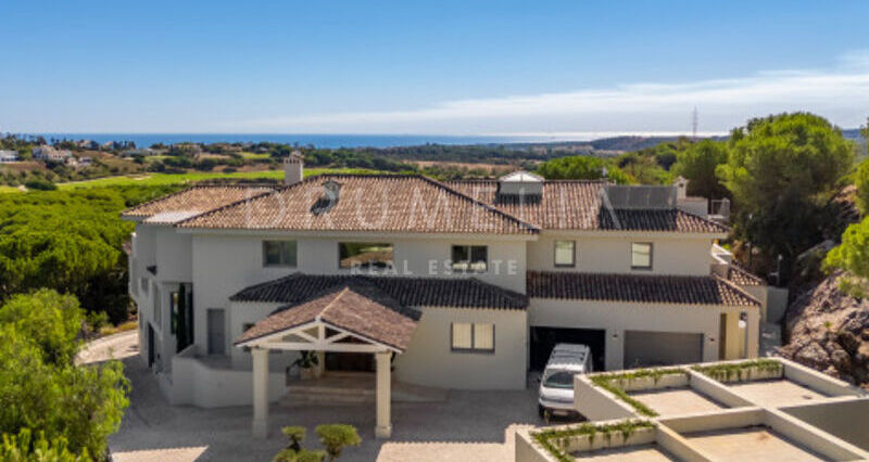 Villa en Venta en Almenara, Sotogrande Alto, Villa de Siete Dormitorios con Vistas Panorámicas al Mar y al Golf