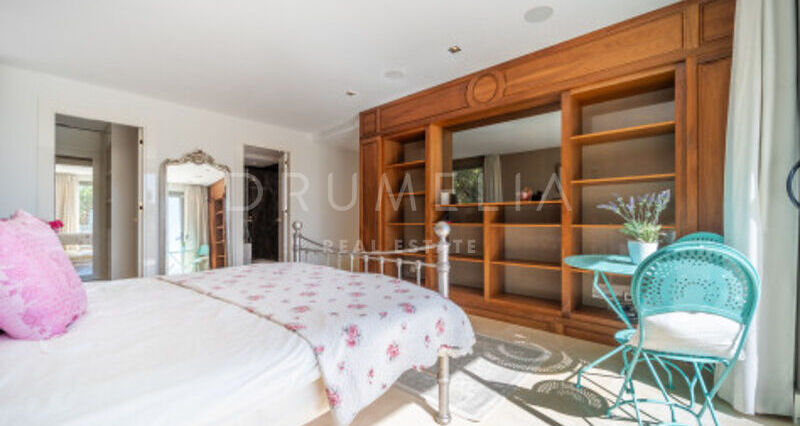 Villa en Venta en Almenara, Sotogrande Alto, Villa de Siete Dormitorios con Vistas Panorámicas al Mar y al Golf