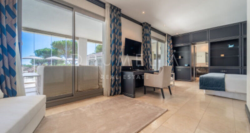Villa en Venta en Almenara, Sotogrande Alto, Villa de Siete Dormitorios con Vistas Panorámicas al Mar y al Golf