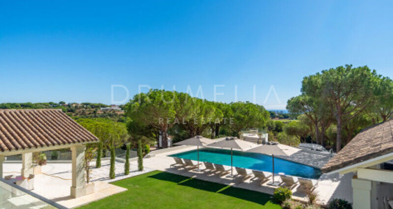 Villa en Venta en Almenara, Sotogrande Alto, Villa de Siete Dormitorios con Vistas Panorámicas al Mar y al Golf