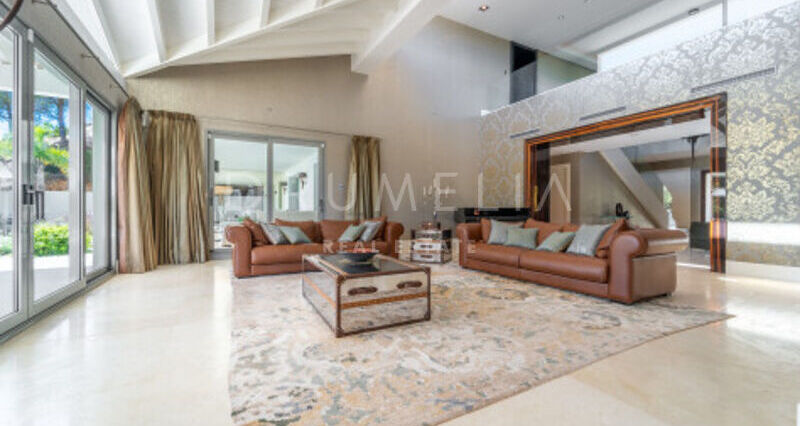 Villa en Venta en Almenara, Sotogrande Alto, Villa de Siete Dormitorios con Vistas Panorámicas al Mar y al Golf
