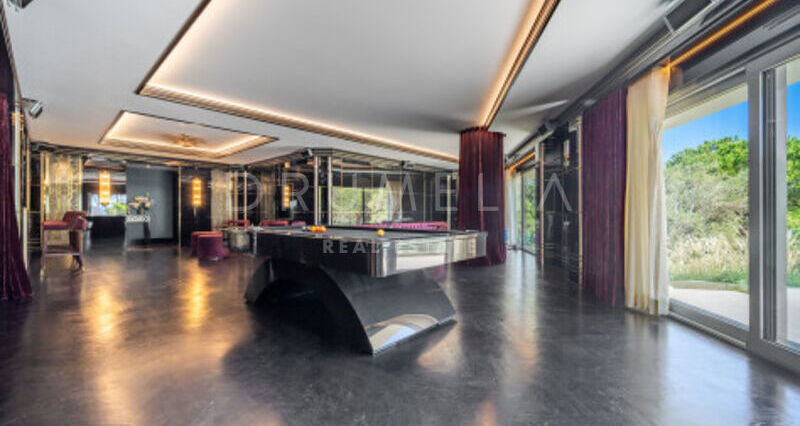 Villa en Venta en Almenara, Sotogrande Alto, Villa de Siete Dormitorios con Vistas Panorámicas al Mar y al Golf