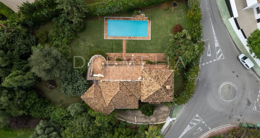 Sea View Villa with Exceptional Renovation Potential in Rocío de Nagüeles, Marbella Golden Mile