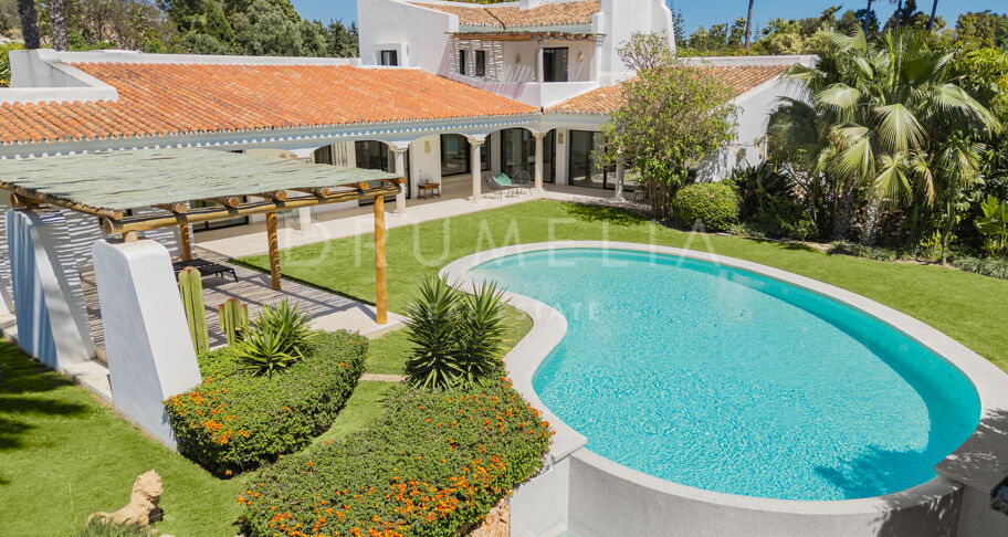 Andalusian villa with guest house near the beach, Guadalmina Baja
