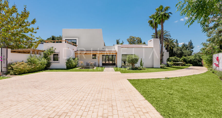 Andalusian villa with guest house near the beach, Guadalmina Baja