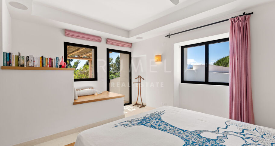 Andalusian villa with guest house near the beach, Guadalmina Baja