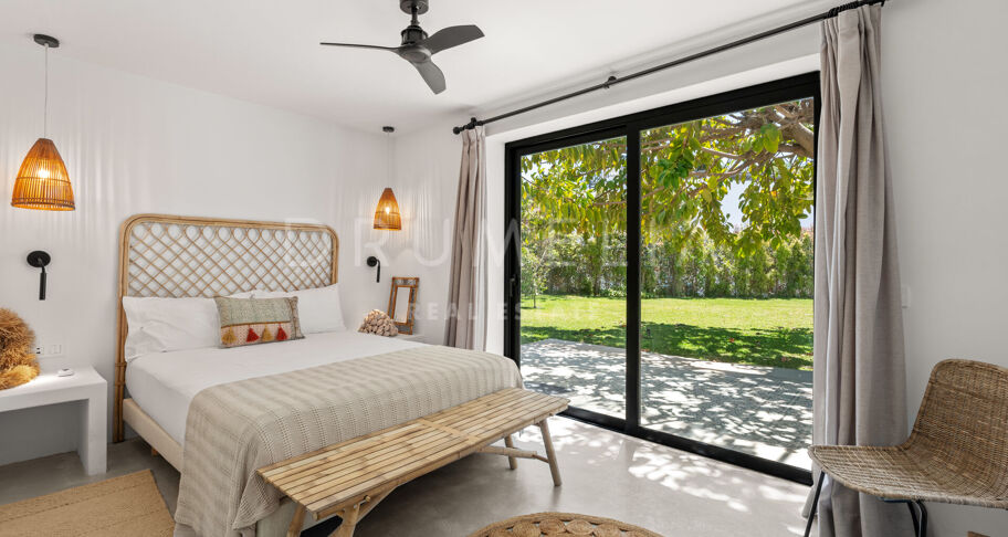 Andalusian villa with guest house near the beach, Guadalmina Baja