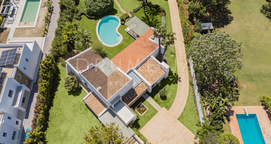 Andalusian villa with guest house near the beach, Guadalmina Baja