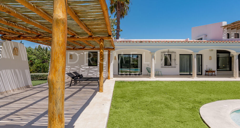 Andalusian villa with guest house near the beach, Guadalmina Baja