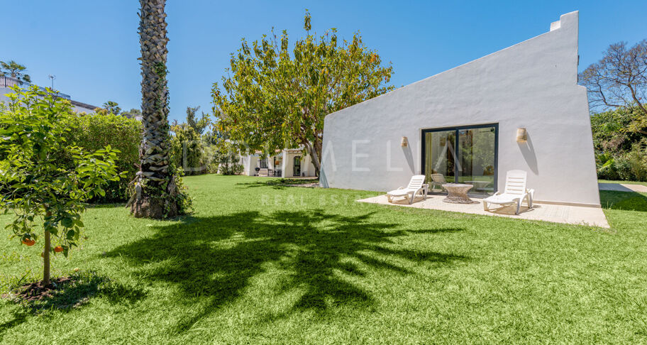 Andalusian villa with guest house near the beach, Guadalmina Baja