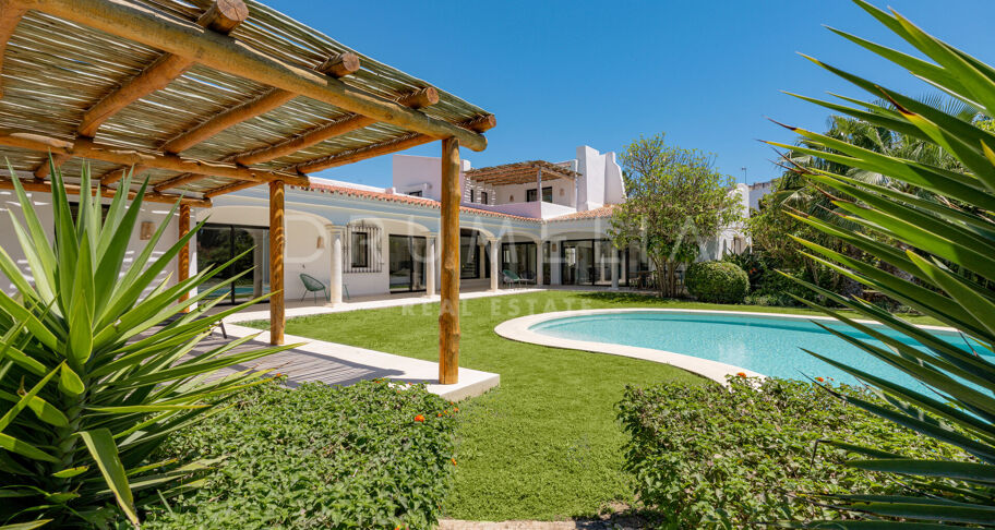 Andalusian villa with guest house near the beach, Guadalmina Baja