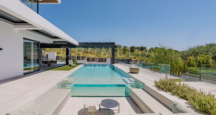 Contemporaine designvilla in El Paraíso Alto met overloopzwembad en panoramisch uitzicht over de heuvels