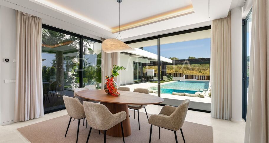 Contemporaine designvilla in El Paraíso Alto met overloopzwembad en panoramisch uitzicht over de heuvels