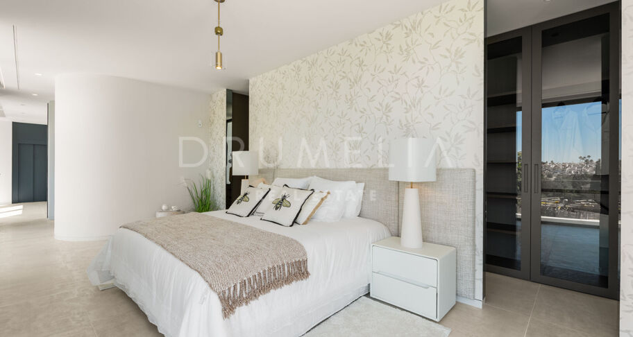 Contemporaine designvilla in El Paraíso Alto met overloopzwembad en panoramisch uitzicht over de heuvels