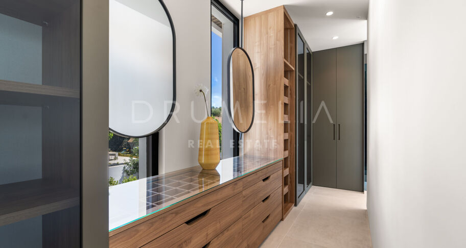Contemporaine designvilla in El Paraíso Alto met overloopzwembad en panoramisch uitzicht over de heuvels