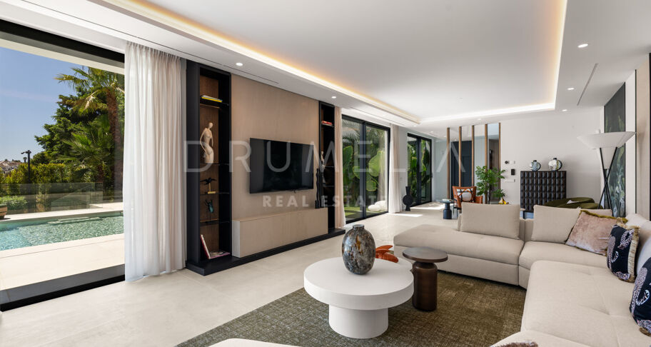 Contemporaine designvilla in El Paraíso Alto met overloopzwembad en panoramisch uitzicht over de heuvels