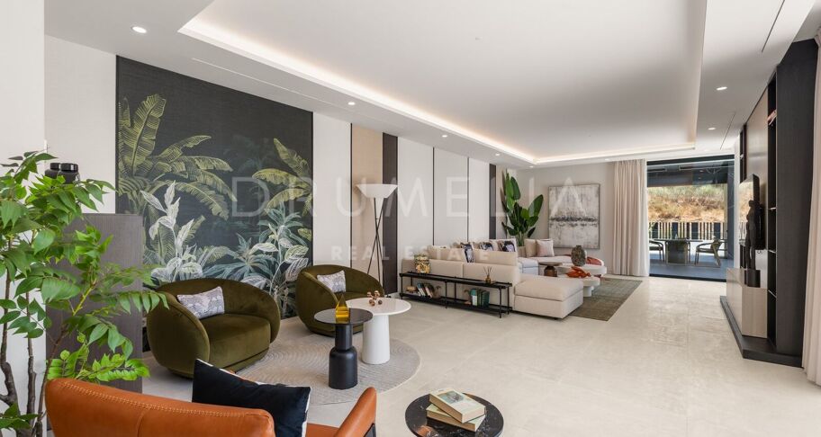 Contemporaine designvilla in El Paraíso Alto met overloopzwembad en panoramisch uitzicht over de heuvels