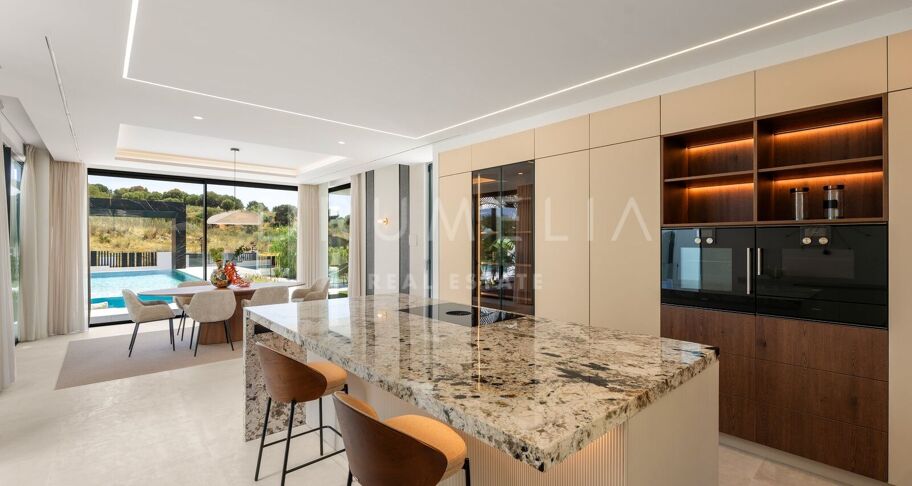 Contemporaine designvilla in El Paraíso Alto met overloopzwembad en panoramisch uitzicht over de heuvels
