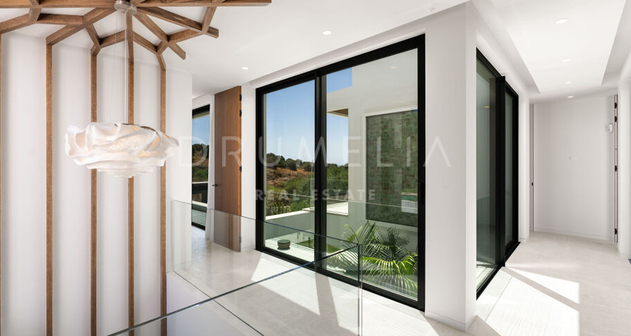 Contemporaine designvilla in El Paraíso Alto met overloopzwembad en panoramisch uitzicht over de heuvels