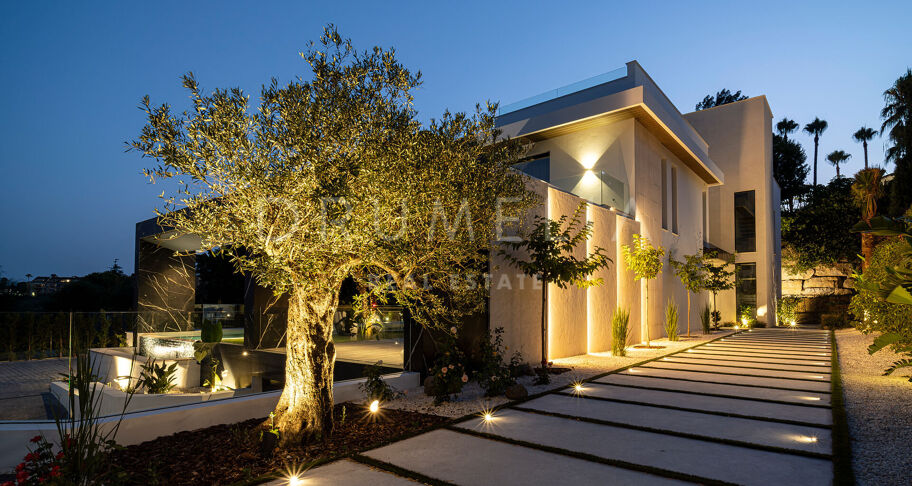Contemporaine designvilla in El Paraíso Alto met overloopzwembad en panoramisch uitzicht over de heuvels