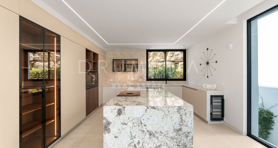 Contemporaine designvilla in El Paraíso Alto met overloopzwembad en panoramisch uitzicht over de heuvels