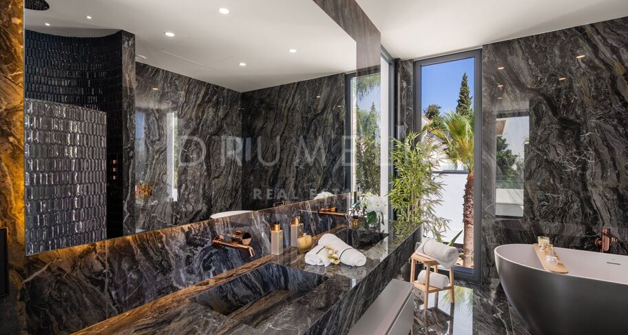 Contemporaine designvilla in El Paraíso Alto met overloopzwembad en panoramisch uitzicht over de heuvels