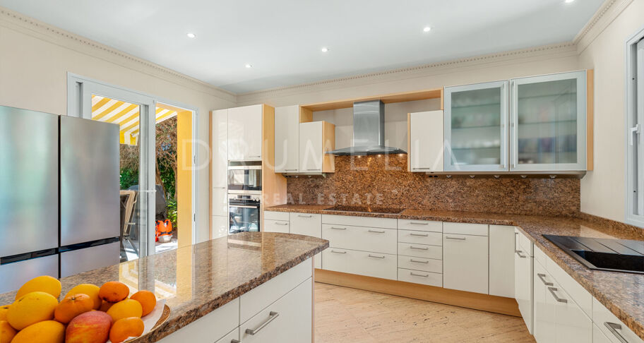 Villa à Las Brisas, Nueva Andalucía, dans un cadre ultra-privé