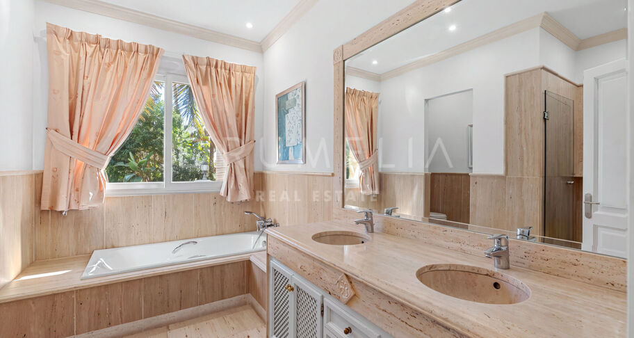 Villa à Las Brisas, Nueva Andalucía, dans un cadre ultra-privé