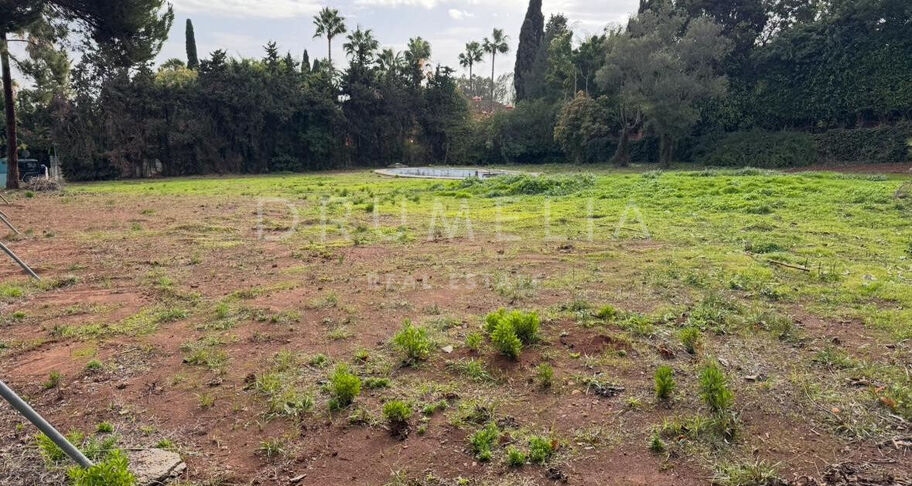 Exklusiv södervänd tomt i Guadalmina Baja, nära stranden och golfbanan